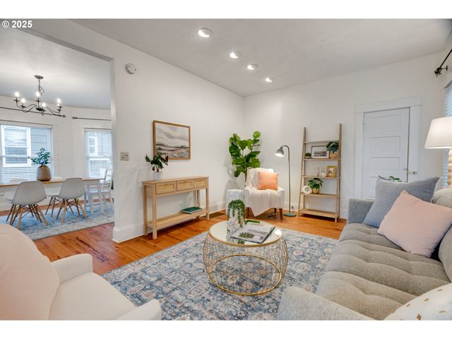 1566 Se SHERRETT St A, Portland, OR 97202