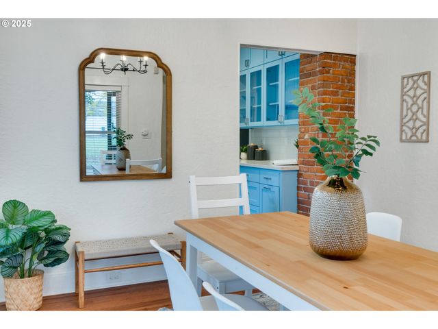 1566 Se SHERRETT St A, Portland, OR 97202