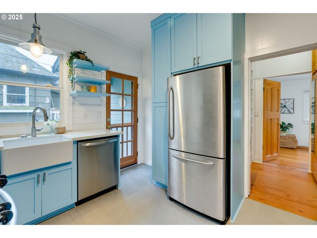 1566 Se SHERRETT St A, Portland, OR 97202