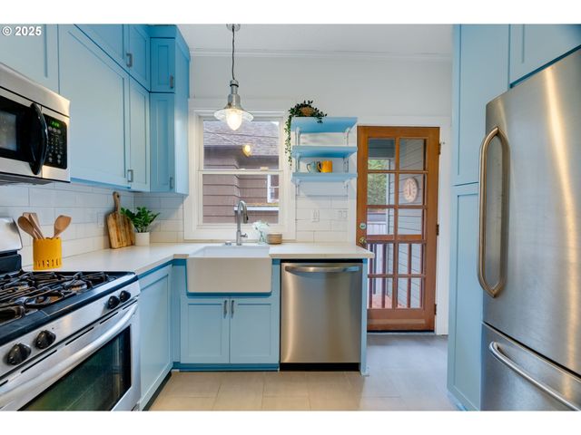 1566 Se SHERRETT St A, Portland, OR 97202