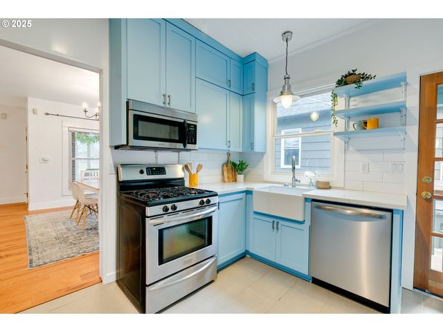 1566 Se SHERRETT St A, Portland, OR 97202