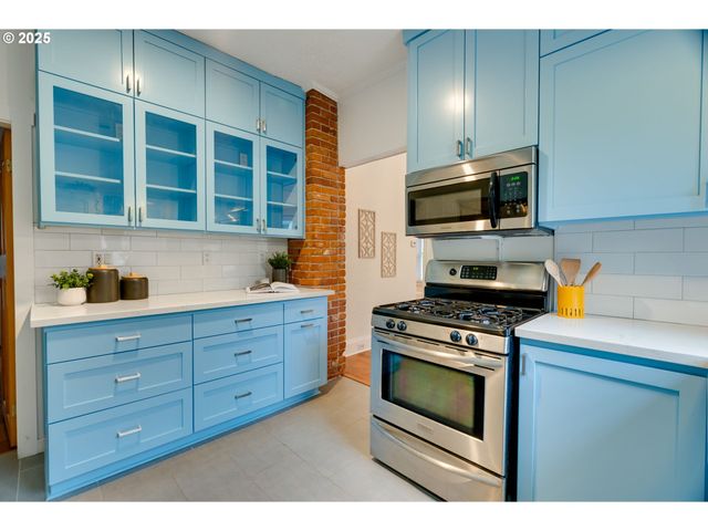 1566 Se SHERRETT St A, Portland, OR 97202