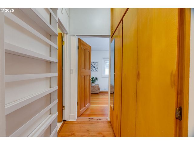 1566 Se SHERRETT St A, Portland, OR 97202