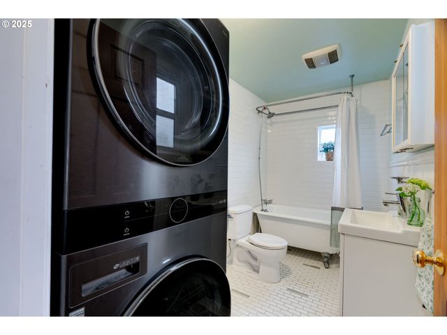 1566 Se SHERRETT St A, Portland, OR 97202