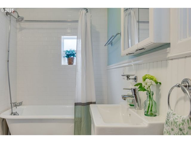 1566 Se SHERRETT St A, Portland, OR 97202