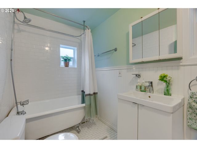 1566 Se SHERRETT St A, Portland, OR 97202