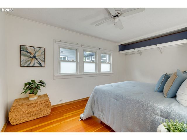 1566 Se SHERRETT St A, Portland, OR 97202