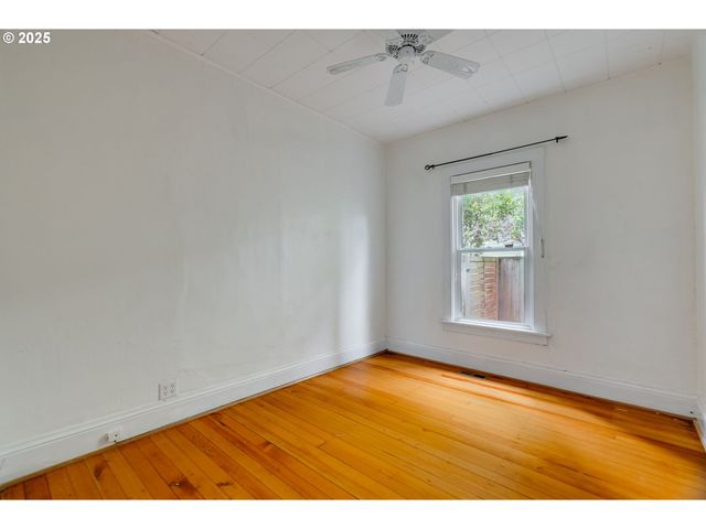 1566 Se SHERRETT St A, Portland, OR 97202