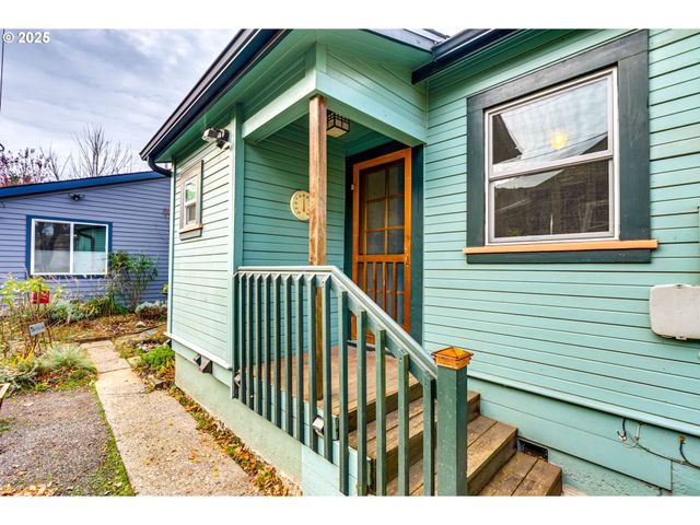 1566 Se SHERRETT St A, Portland, OR 97202