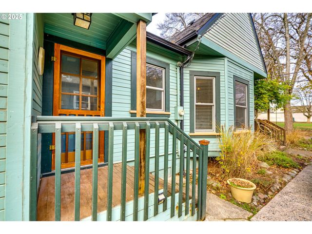 1566 Se SHERRETT St A, Portland, OR 97202