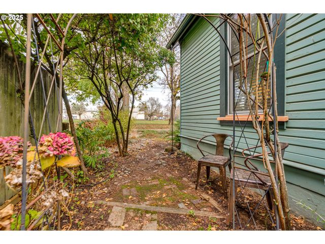 1566 Se SHERRETT St A, Portland, OR 97202