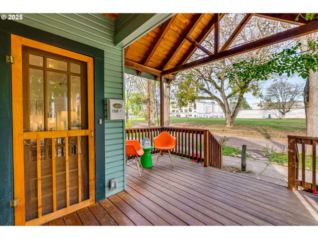 1566 Se SHERRETT St A, Portland, OR 97202