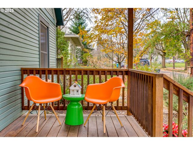 1566 Se SHERRETT St A, Portland, OR 97202