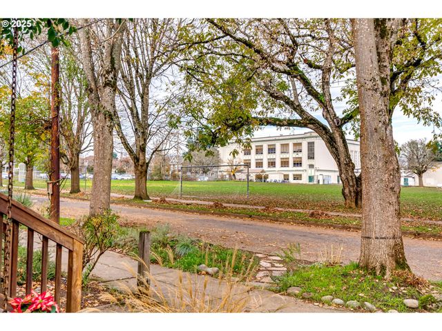 1566 Se SHERRETT St A, Portland, OR 97202