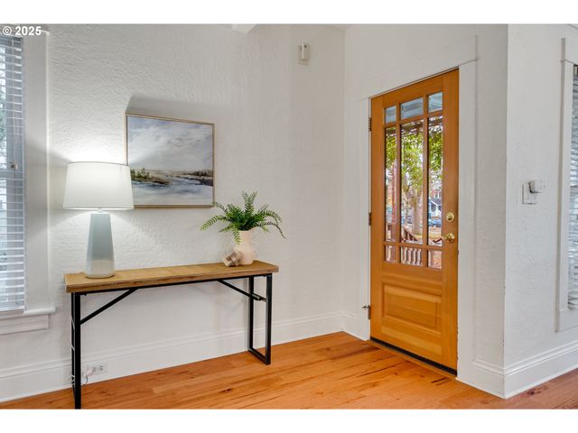 1566 Se SHERRETT St A, Portland, OR 97202