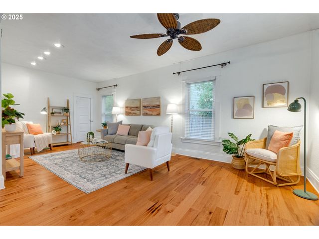 1566 Se SHERRETT St A, Portland, OR 97202