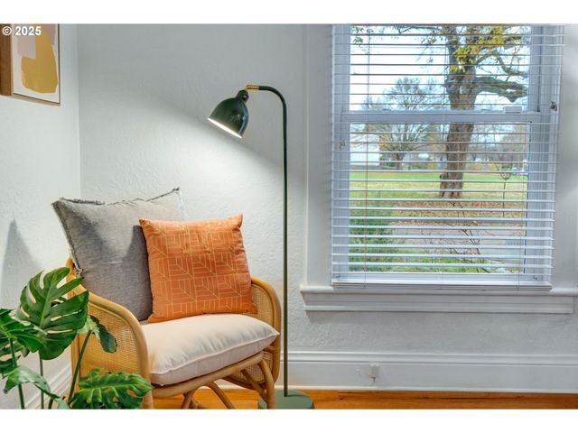 1566 Se SHERRETT St A, Portland, OR 97202