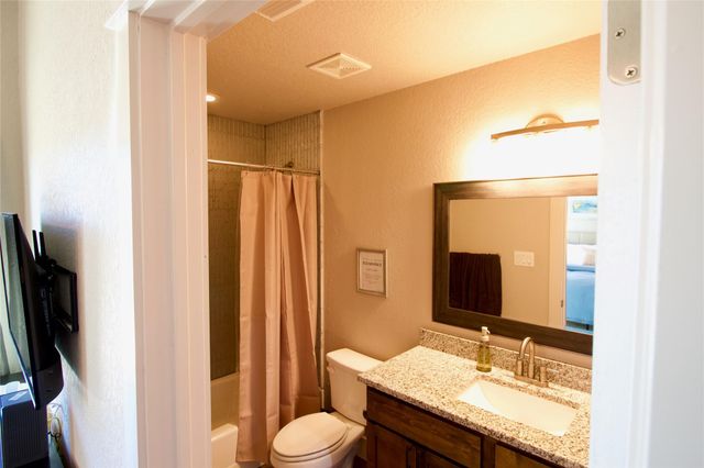 1240 Canyon SHRS, Canyon Lake, TX 78133