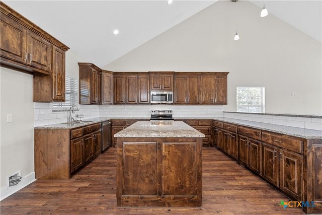 805 N Main Street, Mcgregor, TX 76657