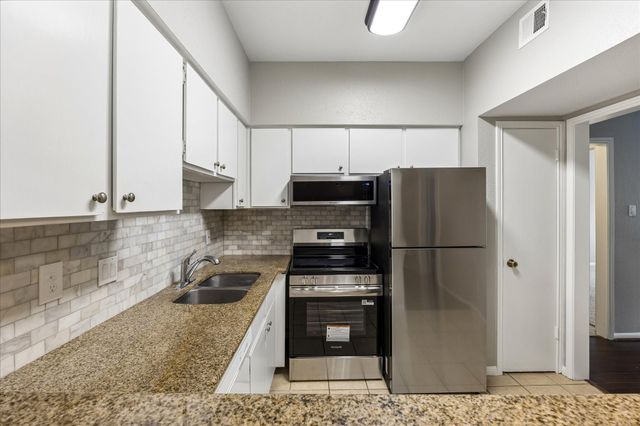 2100 Tanglewilde Street 124, Houston, TX 77063