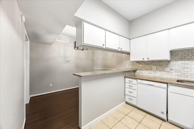 2100 Tanglewilde Street 124, Houston, TX 77063