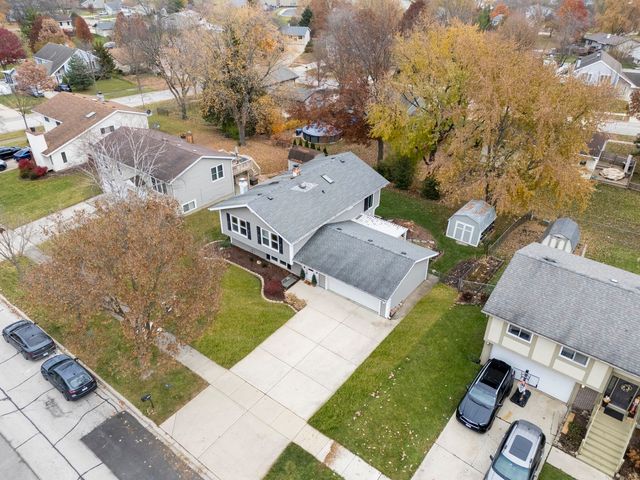 309 Plymouth Lane NW, Bloomingdale, IL 60108