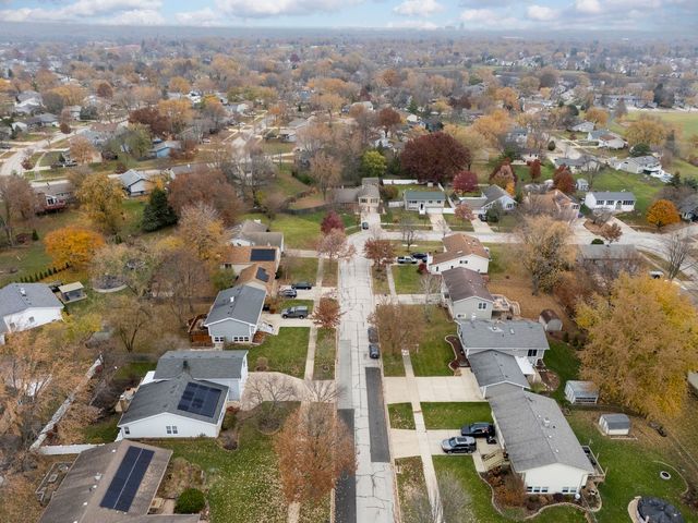 309 Plymouth Lane NW, Bloomingdale, IL 60108