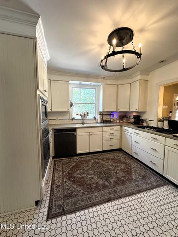 650 Meadowbrook Road, Jackson, MS 39206