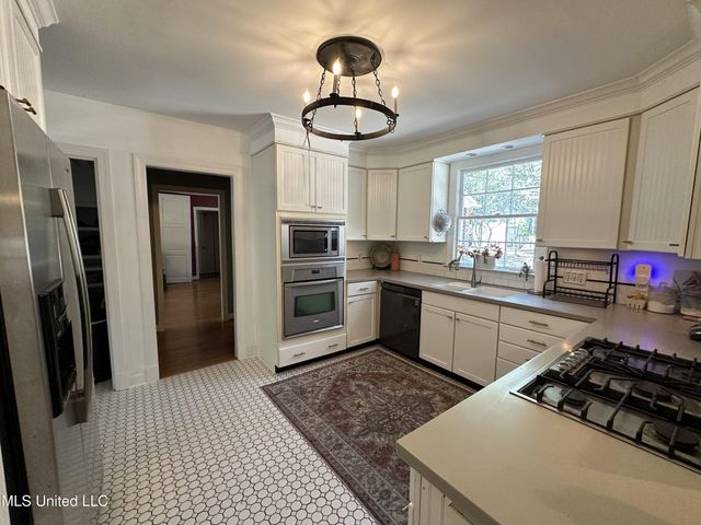 650 Meadowbrook Road, Jackson, MS 39206