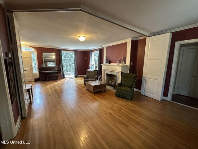 650 Meadowbrook Road, Jackson, MS 39206