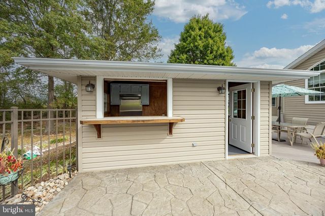 2951 BURTON DR, Gilbertsville, PA 19525
