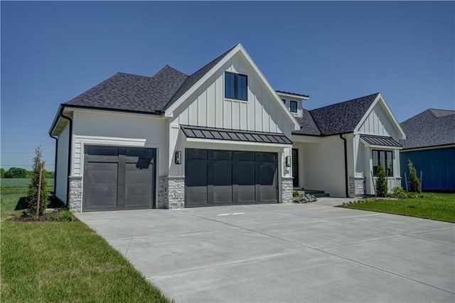 10 Red Fox Circle, Lake Winnebago, MO 64034