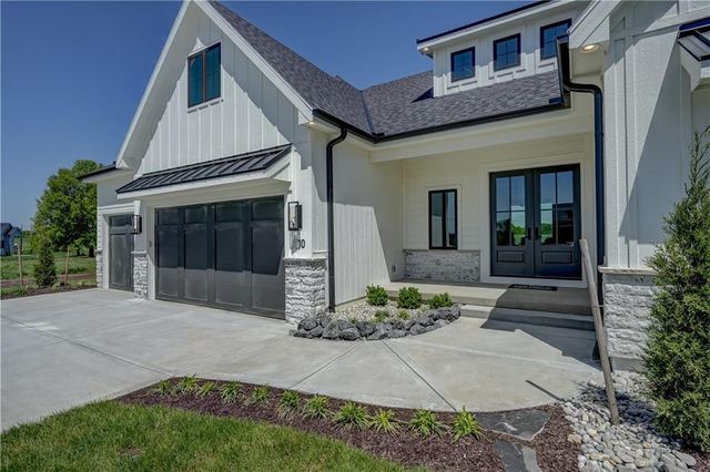 10 Red Fox Circle, Lake Winnebago, MO 64034