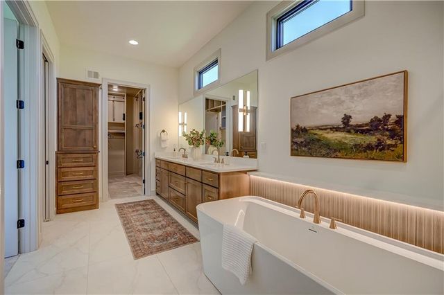 10 Red Fox Circle, Lake Winnebago, MO 64034