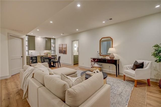 10 Red Fox Circle, Lake Winnebago, MO 64034