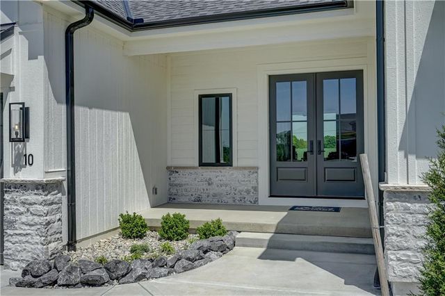 10 Red Fox Circle, Lake Winnebago, MO 64034