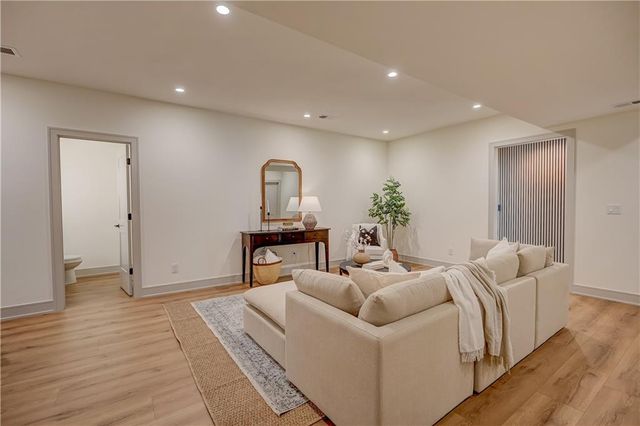 10 Red Fox Circle, Lake Winnebago, MO 64034