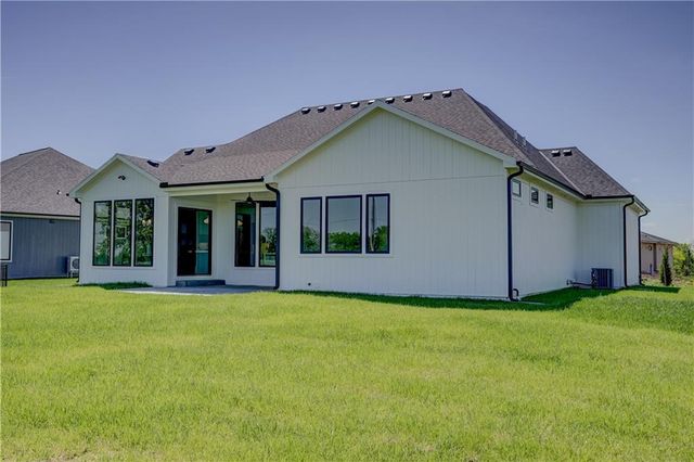 10 Red Fox Circle, Lake Winnebago, MO 64034