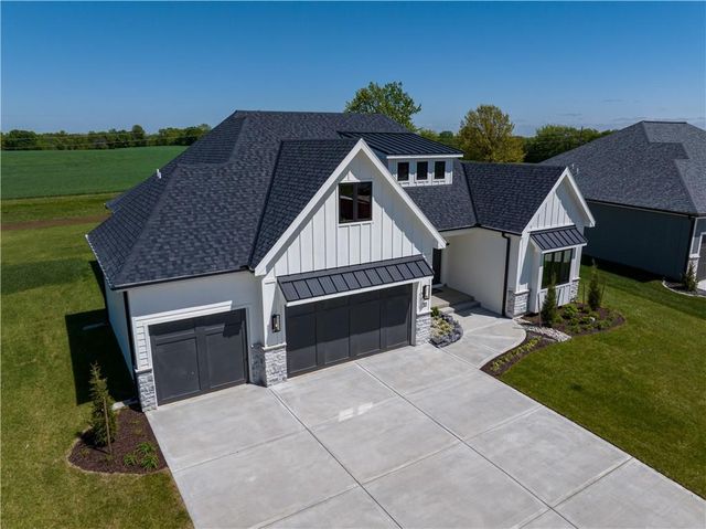 10 Red Fox Circle, Lake Winnebago, MO 64034