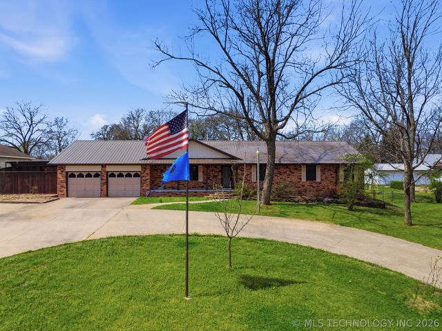 1001 N Hopi Street, Chouteau, OK 74337