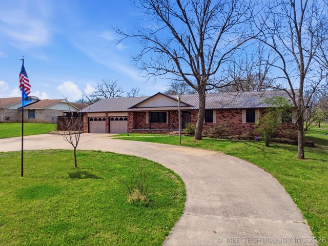 1001 N Hopi Street, Chouteau, OK 74337