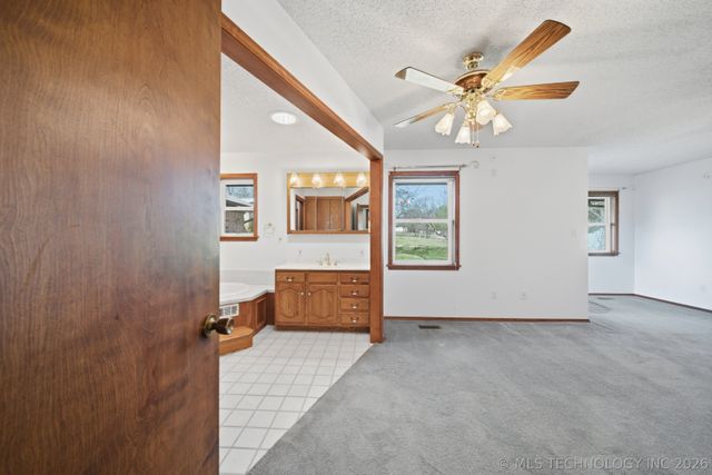 1001 N Hopi Street, Chouteau, OK 74337