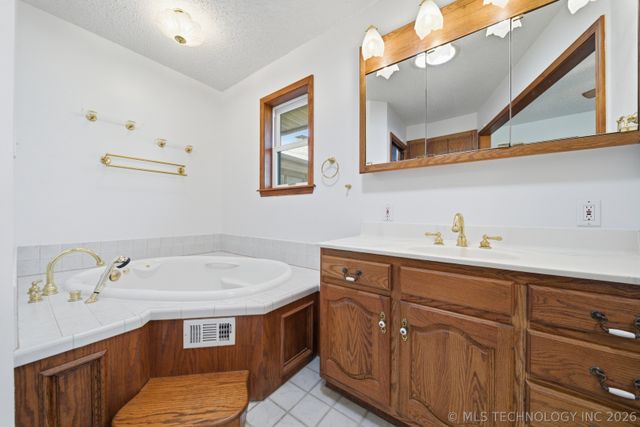 1001 N Hopi Street, Chouteau, OK 74337