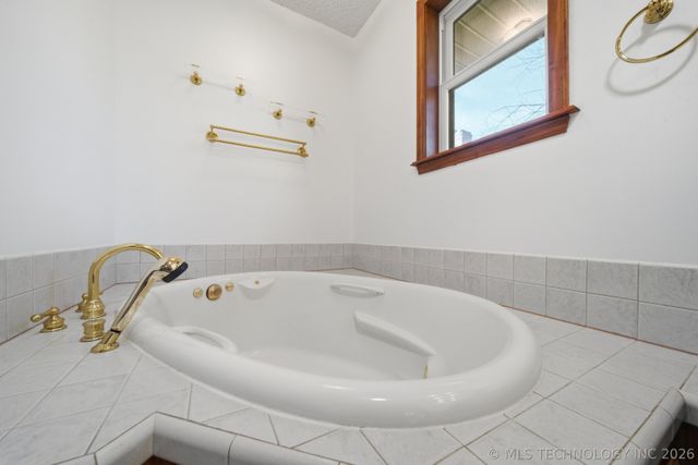 1001 N Hopi Street, Chouteau, OK 74337