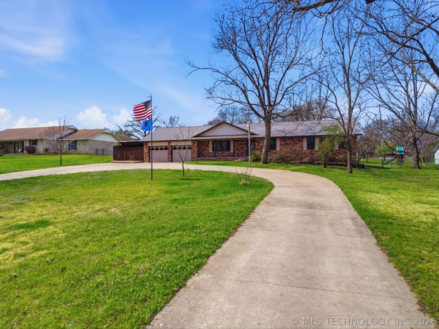 1001 N Hopi Street, Chouteau, OK 74337