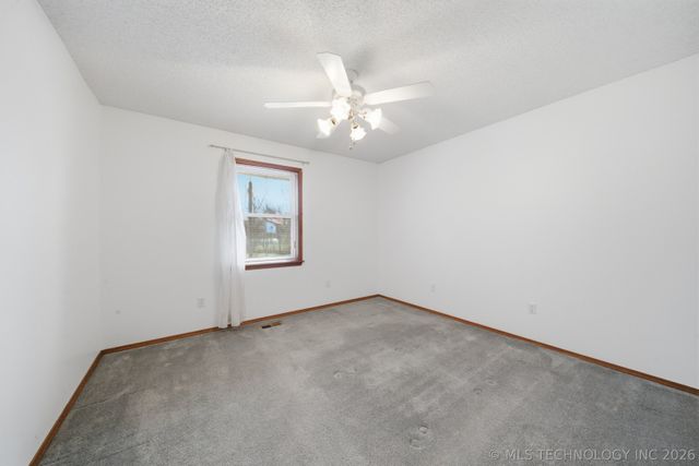 1001 N Hopi Street, Chouteau, OK 74337