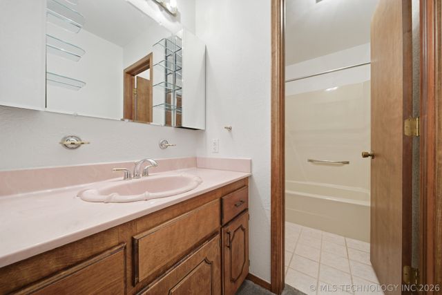 1001 N Hopi Street, Chouteau, OK 74337