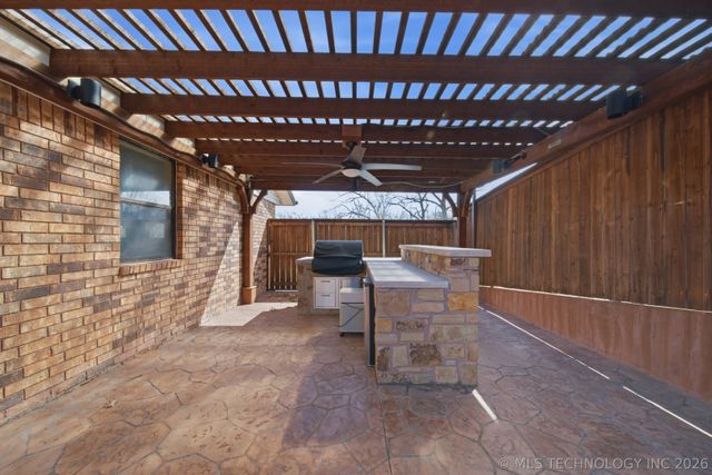 1001 N Hopi Street, Chouteau, OK 74337