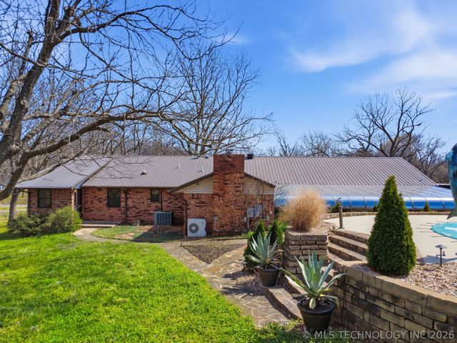 1001 N Hopi Street, Chouteau, OK 74337