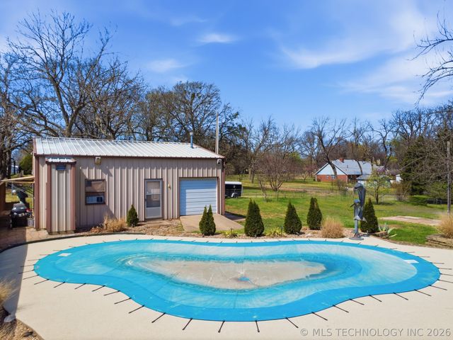 1001 N Hopi Street, Chouteau, OK 74337